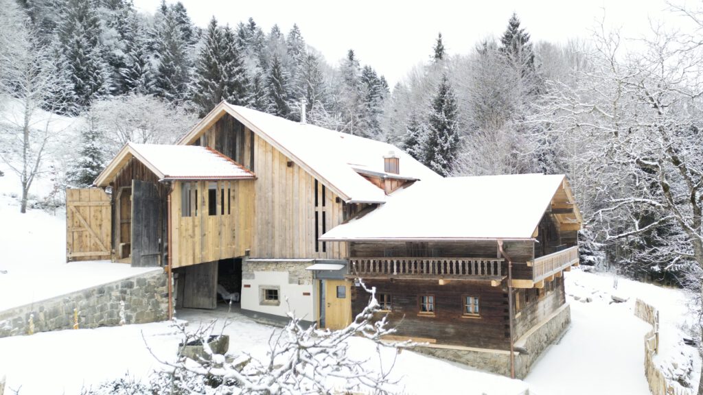 STAINDLHOF 1680 Winter / © Hartl STAINDLHOF 1680 WALDLERHAUS HEUSTADL Bayerischer Wald Natur Wald Ursprünglich. Geschichte & Tradition Natürlich. RÜCKZUGSORT & NACHHALTIGKEIT Authentisch. ARCHITEKTUR & DESIGN